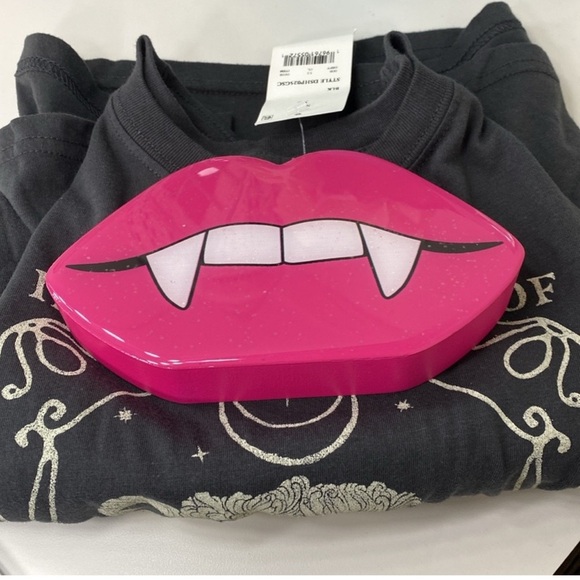 Vampire Lips with Disney Hocus Pocus XL T-Shirt - Picture 1 of 5